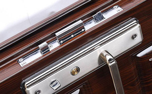 新青24小时上门开锁公司